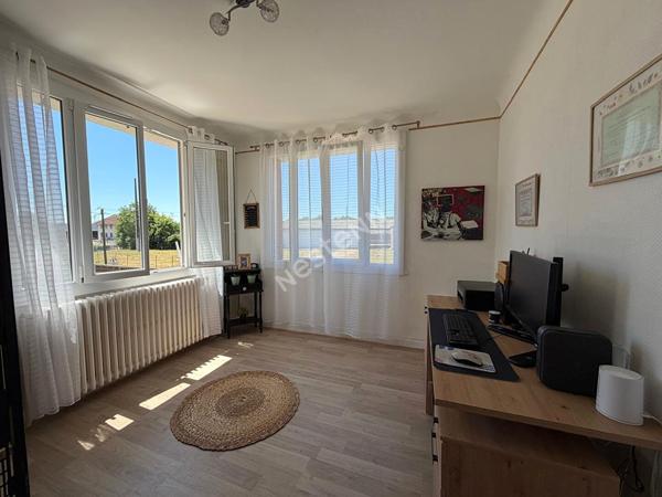 Propriété rénovée composée d'une habitation 5 chambres et d'un studio sur plus de 1 500 m² de terrain à Cousance