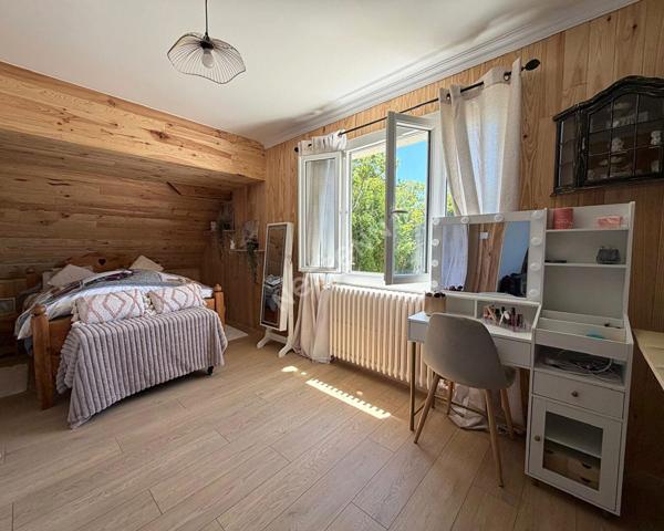 Propriété rénovée composée d'une habitation 5 chambres et d'un studio sur plus de 1 500 m² de terrain à Cousance