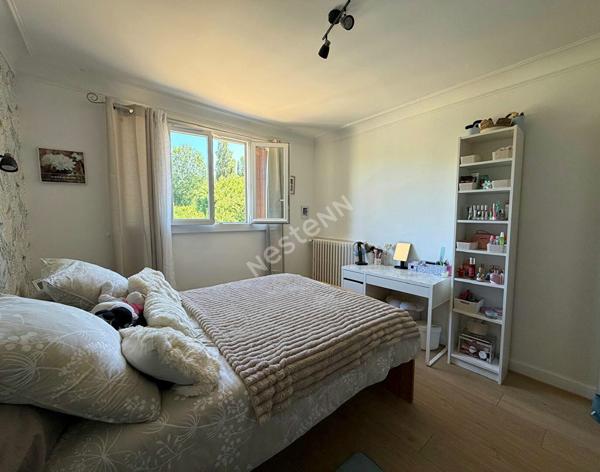Propriété rénovée composée d'une habitation 5 chambres et d'un studio sur plus de 1 500 m² de terrain à Cousance
