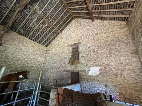 Authenticité et charme 172m2 et 5ha de terrain attenant 252000€