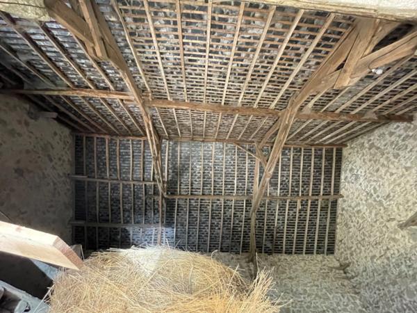 Authenticité et charme 172m2 et 5ha de terrain attenant 252000€