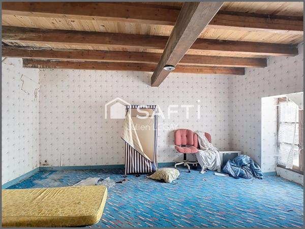 MAISON A RENOVER AVEC BEAU POTENTIEL, GARAGE ET JARDIN