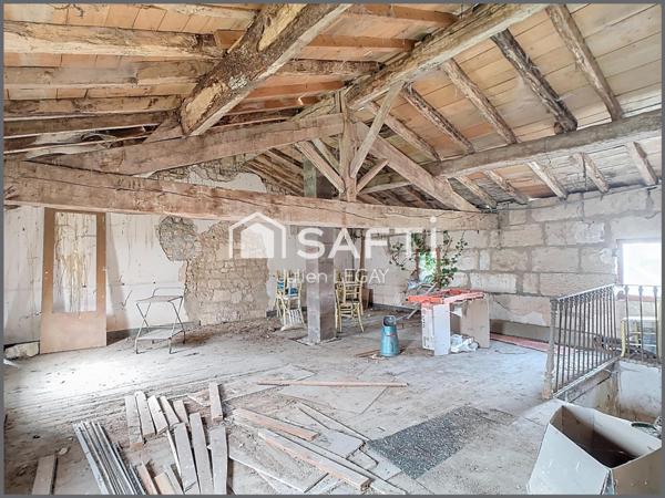 MAISON A RENOVER AVEC BEAU POTENTIEL, GARAGE ET JARDIN