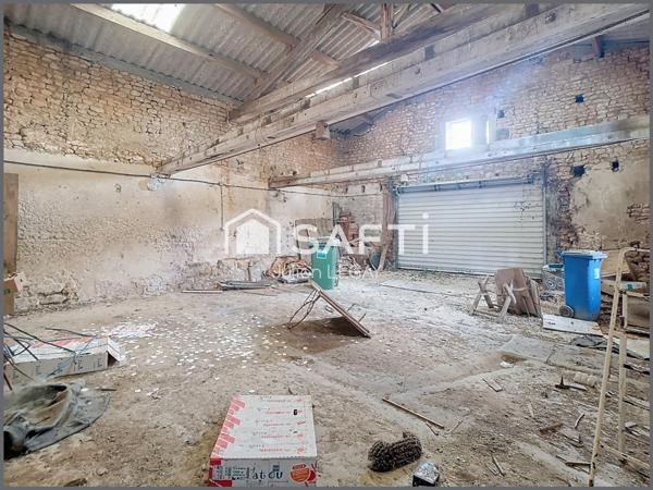 MAISON A RENOVER AVEC BEAU POTENTIEL, GARAGE ET JARDIN