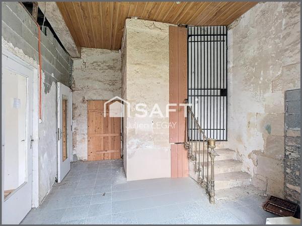 MAISON A RENOVER AVEC BEAU POTENTIEL, GARAGE ET JARDIN