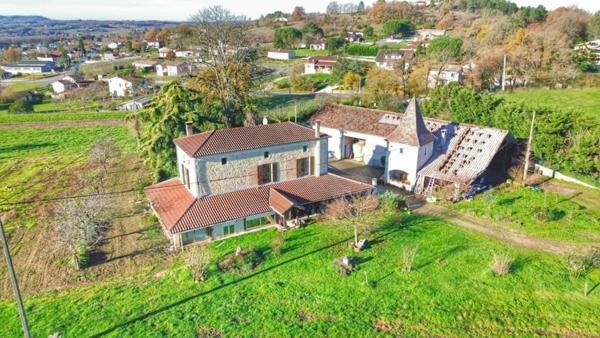 ? Maison de caractère en pierre avec dépendances et cadre verdoyant