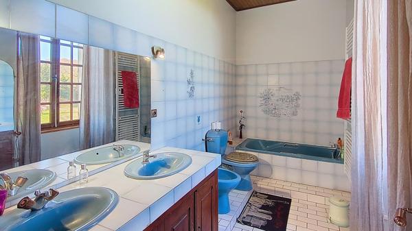 ? Maison de caractère en pierre avec dépendances et cadre verdoyant