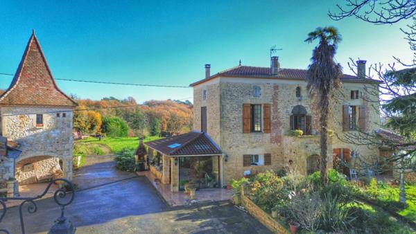 ? Maison de caractère en pierre avec dépendances et cadre verdoyant