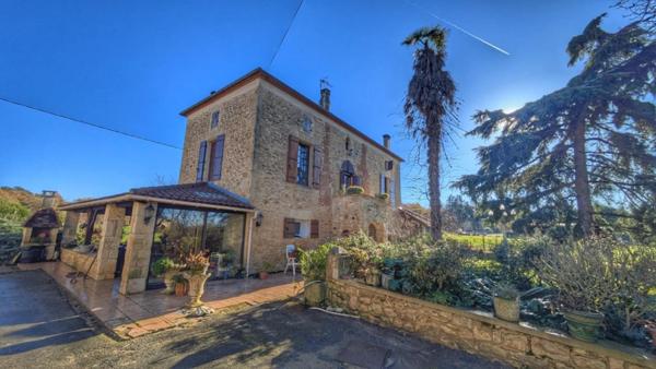 ? Maison de caractère en pierre avec dépendances et cadre verdoyant