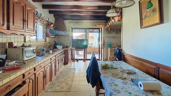 ? Maison de caractère en pierre avec dépendances et cadre verdoyant