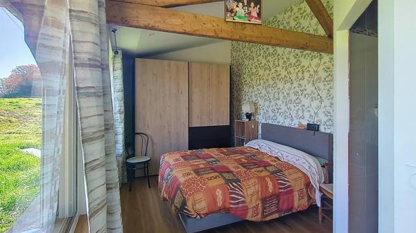 ? Maison de caractère en pierre avec dépendances et cadre verdoyant