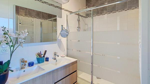 ? Maison de caractère en pierre avec dépendances et cadre verdoyant