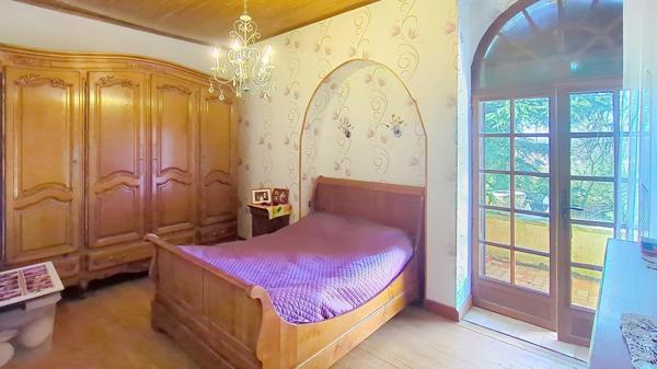 ? Maison de caractère en pierre avec dépendances et cadre verdoyant