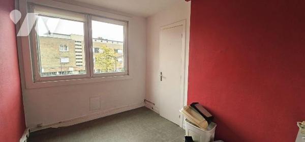 En exclusivité sur DUNKERQUE Centre, au 1er étage sans ascenseur ; ancien cabinet médical de 97...