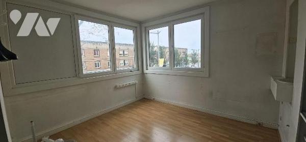 En exclusivité sur DUNKERQUE Centre, au 1er étage sans ascenseur ; ancien cabinet médical de 97...