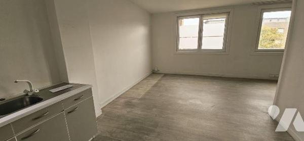 En exclusivité sur DUNKERQUE Centre, au 1er étage sans ascenseur ; ancien cabinet médical de 97...