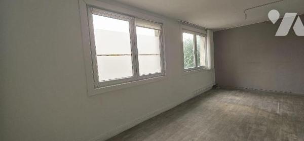 En exclusivité sur DUNKERQUE Centre, au 1er étage sans ascenseur ; ancien cabinet médical de 97...