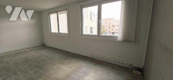 En exclusivité sur DUNKERQUE Centre, au 1er étage sans ascenseur ; ancien cabinet médical de 97...