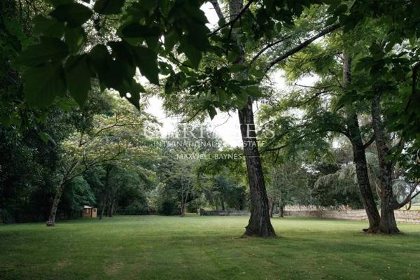 Élégante demeure du XVIIIe siècle au cœur d’un écrin de verdure