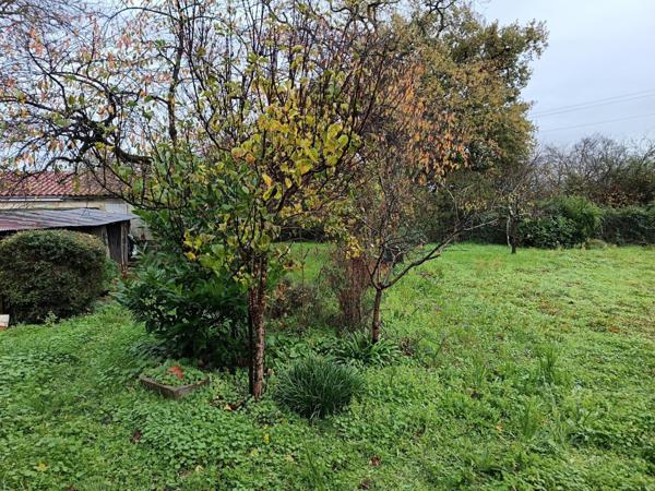 Maison plain-pied à rénover, deux chambres, jardin