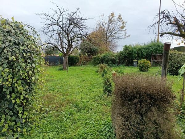 Maison plain-pied à rénover, deux chambres, jardin