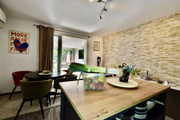 Grimaud (83310) Appartement 3 pièces refait à neuf avec terrasse et jardin – entre mer et golf