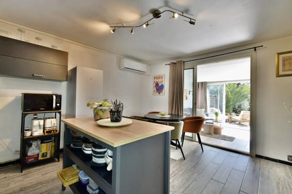 Grimaud (83310) Appartement 3 pièces refait à neuf avec terrasse et jardin – entre mer et golf