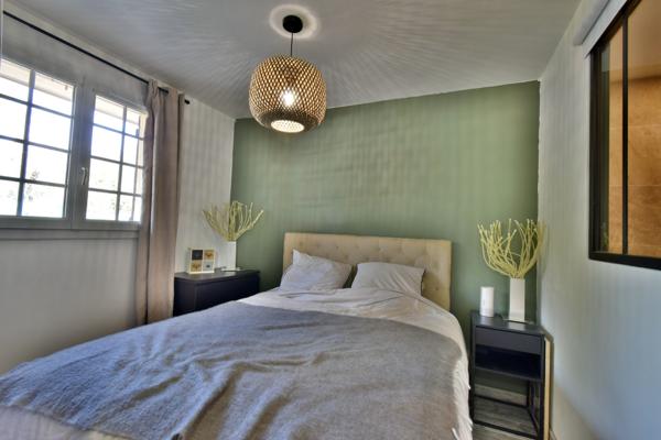 Grimaud (83310) Appartement 3 pièces refait à neuf avec terrasse et jardin – entre mer et golf