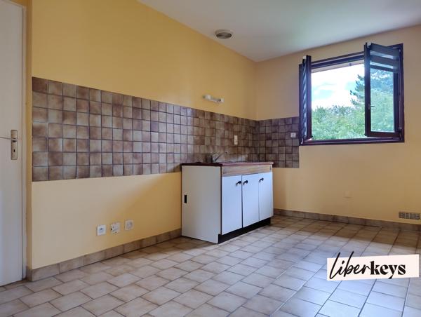 MAISON PLAIN-PIED ET SOUS-SOL, TERRAIN 1000 M², GRAND GARAGE, 3 CHAMBRES