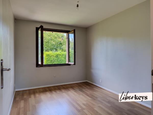 MAISON PLAIN-PIED ET SOUS-SOL, TERRAIN 1000 M², GRAND GARAGE, 3 CHAMBRES