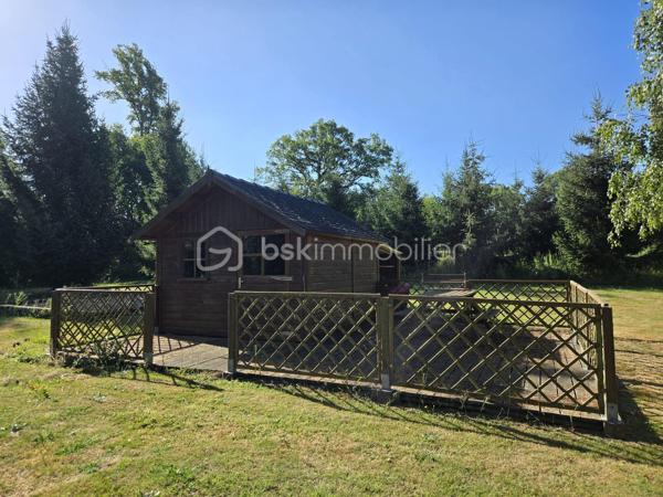15 min de Laval, très beau terrain de loisirs arboré, comprenant un étang de 2000 m² avec ponton.
Chalet d'environ 10m², terrain de pétanque, 
Profitez du calme pour vous ressourcer en famille ou entre amis!
Terrain en zone agricole, non constructible.