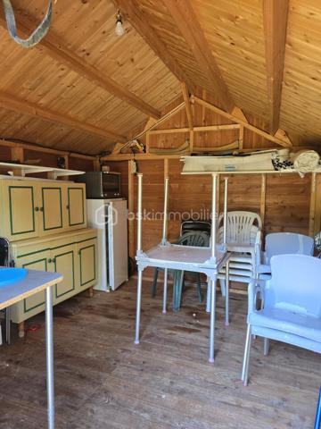 15 min de Laval, très beau terrain de loisirs arboré, comprenant un étang de 2000 m² avec ponton.
Chalet d'environ 10m², terrain de pétanque, 
Profitez du calme pour vous ressourcer en famille ou entre amis!
Terrain en zone agricole, non constructible.