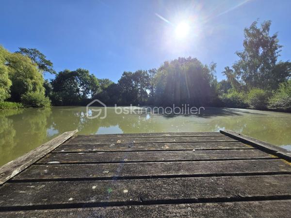 15 min de Laval, très beau terrain de loisirs arboré, comprenant un étang de 2000 m² avec ponton.
Chalet d'environ 10m², terrain de pétanque, 
Profitez du calme pour vous ressourcer en famille ou entre amis!
Terrain en zone agricole, non constructible.