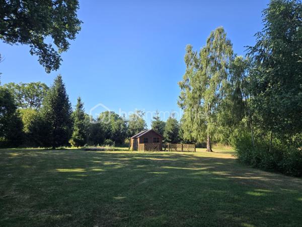 15 min de Laval, très beau terrain de loisirs arboré, comprenant un étang de 2000 m² avec ponton.
Chalet d'environ 10m², terrain de pétanque, 
Profitez du calme pour vous ressourcer en famille ou entre amis!
Terrain en zone agricole, non constructible.