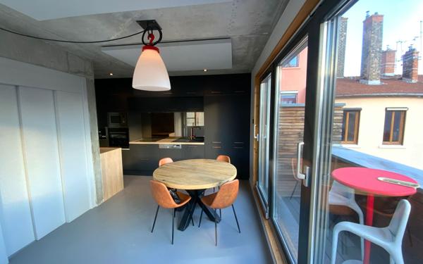 Immeuble à vendre    7 pièces • 333,08 m2 Lyon 4