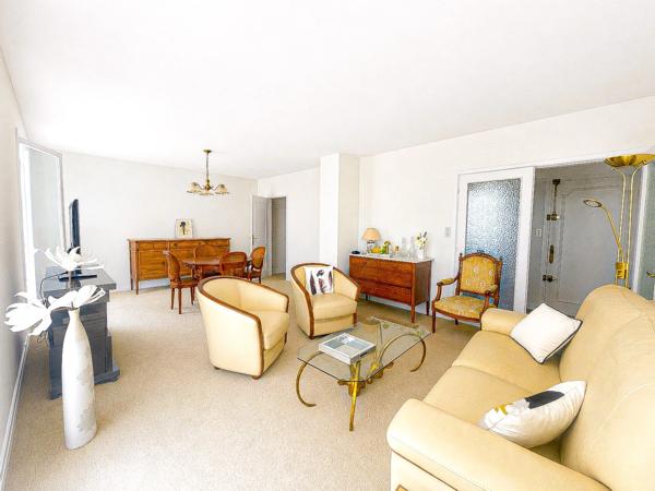 CALAIS , Dpt (62) à vendre appartement 3 pièces 75M2 , deux chambres , cave , parking privatif