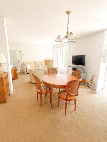 CALAIS , Dpt (62) à vendre appartement 3 pièces 75M2 , deux chambres , cave , parking privatif