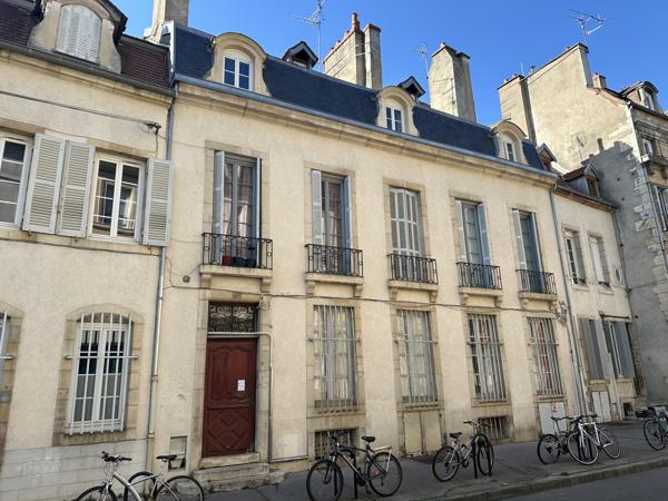 Duplex
                                                                                                                                                                                                                                                                                                                        6 pièce(s)                                                                                                                                                                                                          3 chambre(s)                                                                                                                                                                                                          146  m²