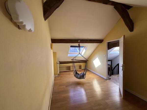 Duplex
                                                                                                                                                                                                                                                                                                                        6 pièce(s)                                                                                                                                                                                                          3 chambre(s)                                                                                                                                                                                                          146  m²