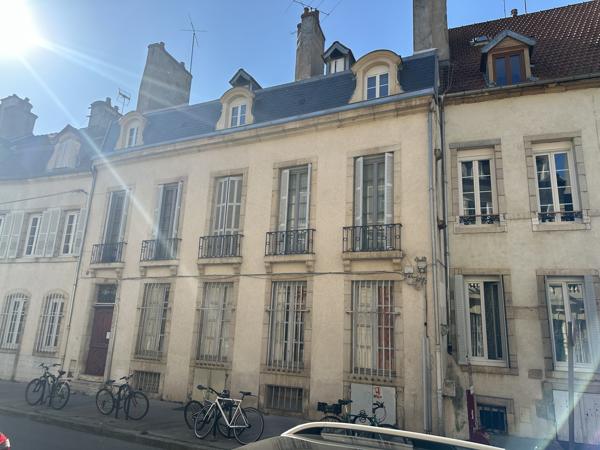 Duplex
                                                                                                                                                                                                                                                                                                                        6 pièce(s)                                                                                                                                                                                                          3 chambre(s)                                                                                                                                                                                                          146  m²
