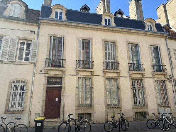 Duplex
                                                                                                                                                                                                                                                                                                                        6 pièce(s)                                                                                                                                                                                                          3 chambre(s)                                                                                                                                                                                                          146  m²