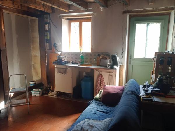 JOLIE FERMETTE À FINIR DE RÉNOVER SUR 1,8 HA