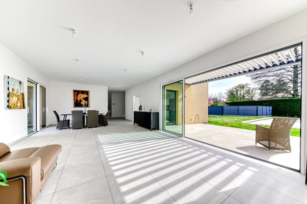 Ecully - Les Serres: Une maison contemporaine de 189m2, 5 chambres, terrasse, jardin, piscine et garage.