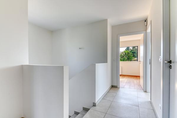 Ecully - Les Serres: Une maison contemporaine de 189m2, 5 chambres, terrasse, jardin, piscine et garage.