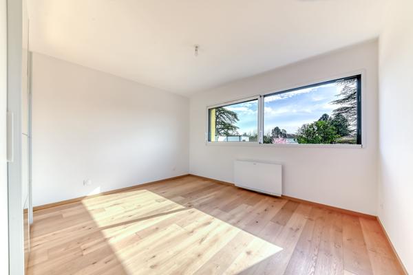 Ecully - Les Serres: Une maison contemporaine de 189m2, 5 chambres, terrasse, jardin, piscine et garage.