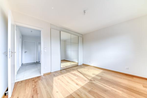 Ecully - Les Serres: Une maison contemporaine de 189m2, 5 chambres, terrasse, jardin, piscine et garage.