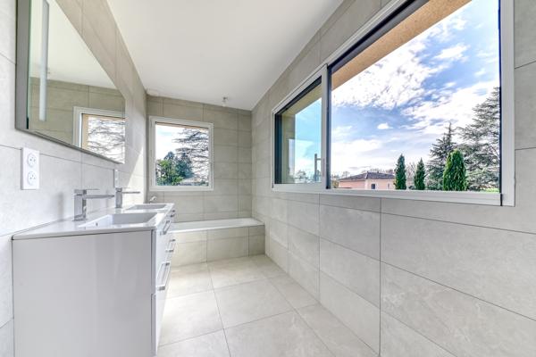 Ecully - Les Serres: Une maison contemporaine de 189m2, 5 chambres, terrasse, jardin, piscine et garage.