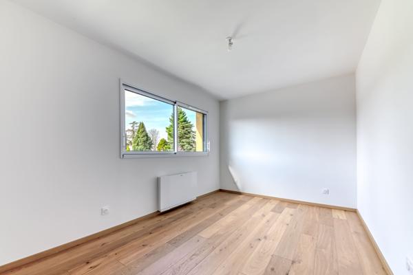 Ecully - Les Serres: Une maison contemporaine de 189m2, 5 chambres, terrasse, jardin, piscine et garage.