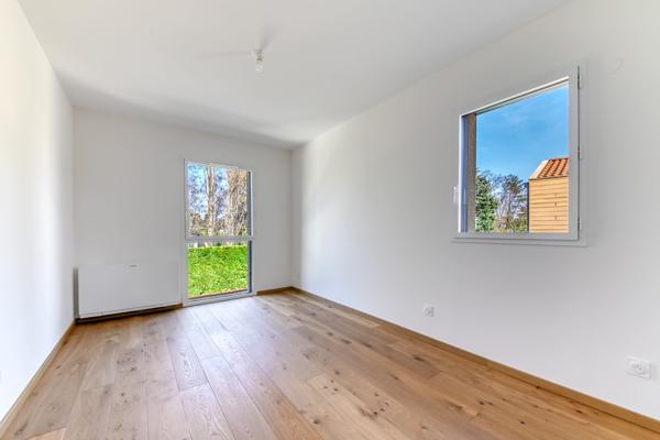 Ecully - Les Serres: Une maison contemporaine de 189m2, 5 chambres, terrasse, jardin, piscine et garage.