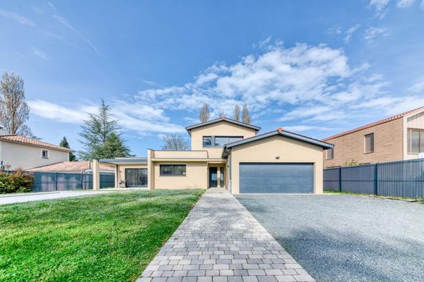 Ecully - Les Serres: Une maison contemporaine de 189m2, 5 chambres, terrasse, jardin, piscine et garage.